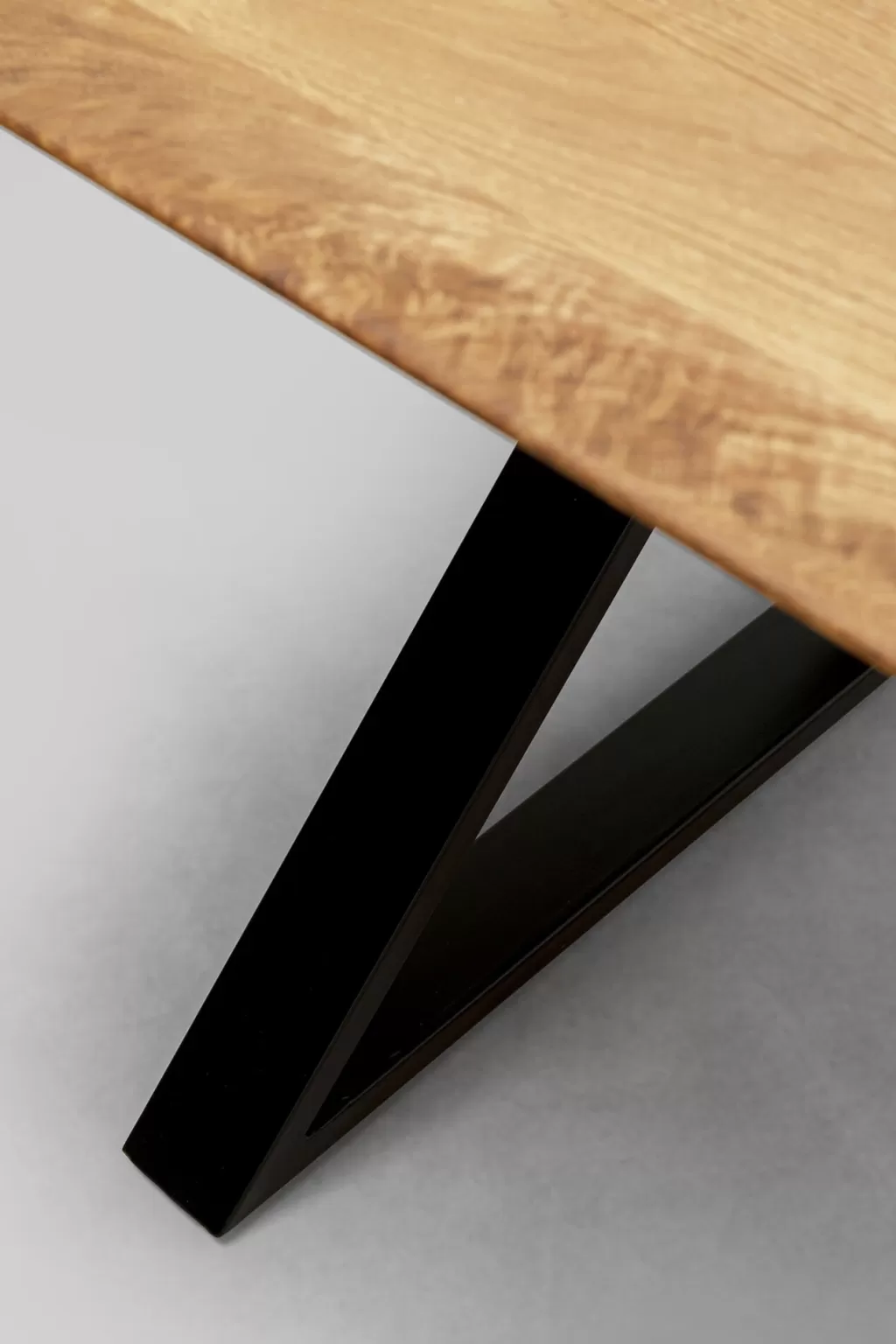 Table à manger design SYMPHONY en chêne massif - Structure en croix élégante, Noir intense 180x90 cm - Collection KARE
