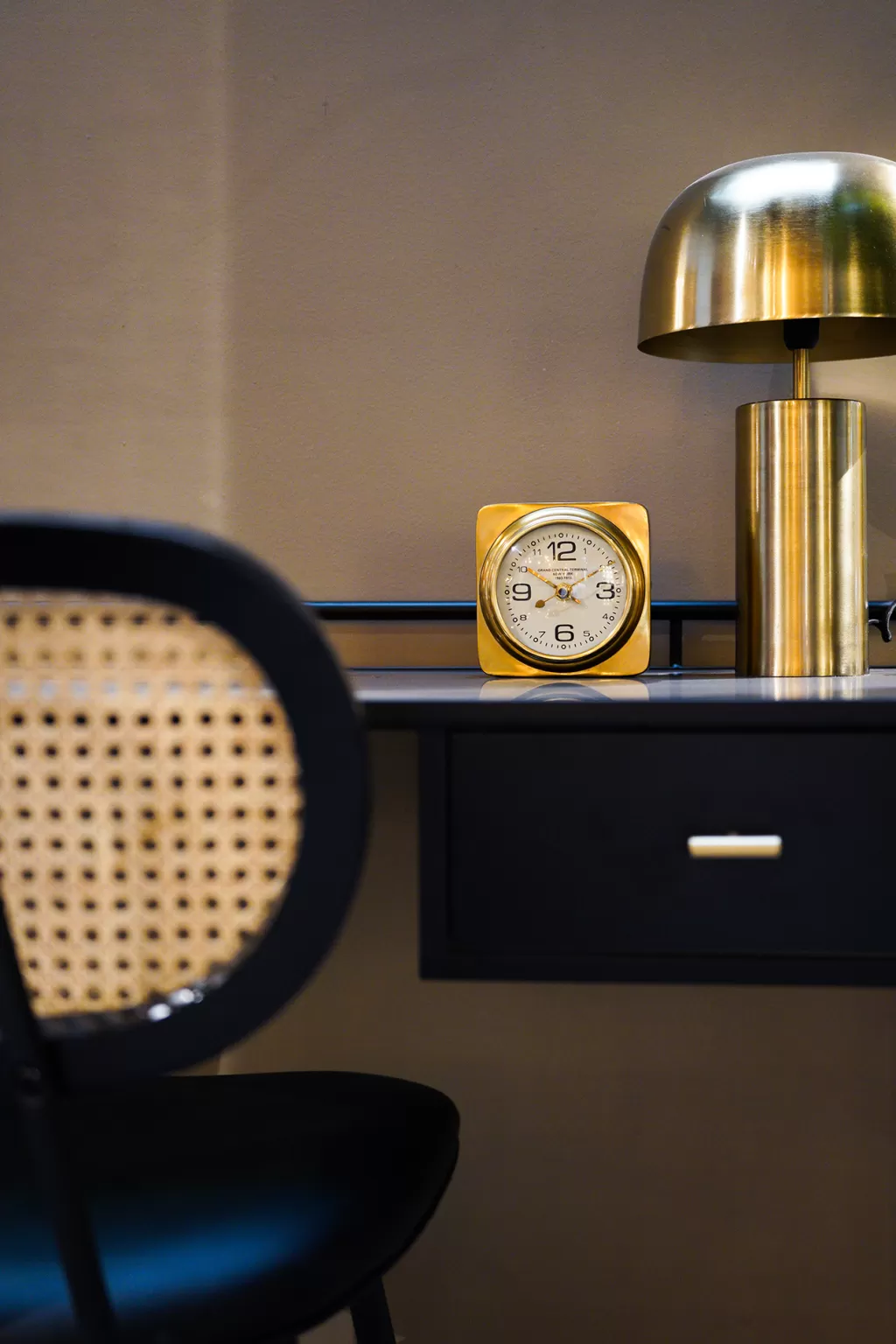 Montre élégante Time Out par KARE Design - Horloge de table moderne 13 x 9 cm