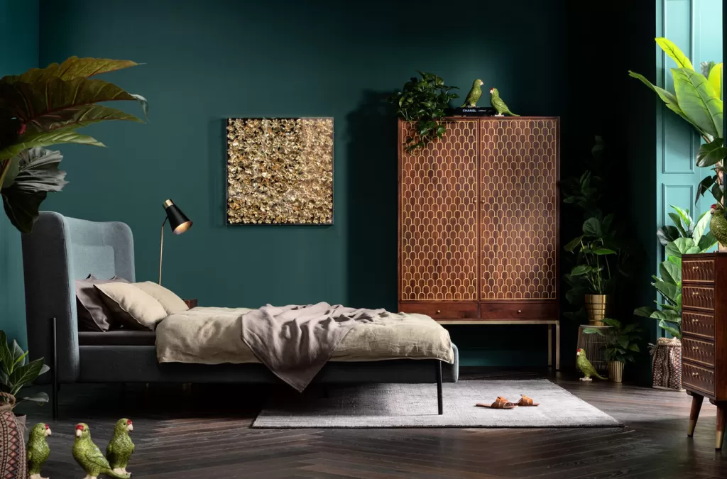 Lit double design scandinave Tivoli - 180x200 cm vert forêt par KARE, structure confortable en bois massif, literie premium pour chambre spacieuse