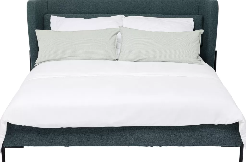 Lit double design scandinave Tivoli - 180x200 cm vert forêt par KARE, structure confortable en bois massif, literie premium pour chambre spacieuse