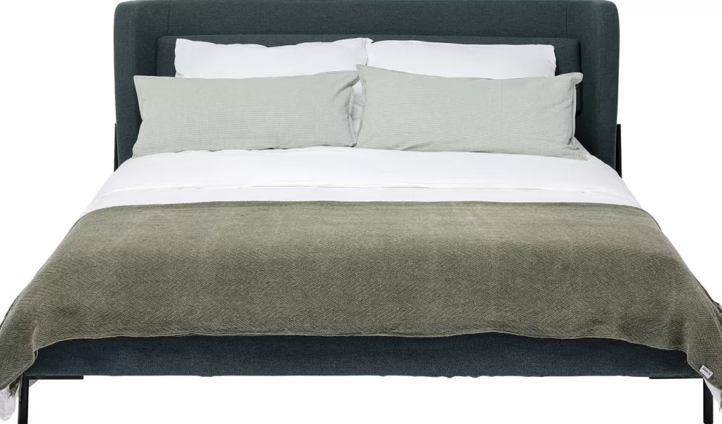 Lit double design scandinave Tivoli - 180x200 cm vert forêt par KARE, structure confortable en bois massif, literie premium pour chambre spacieuse