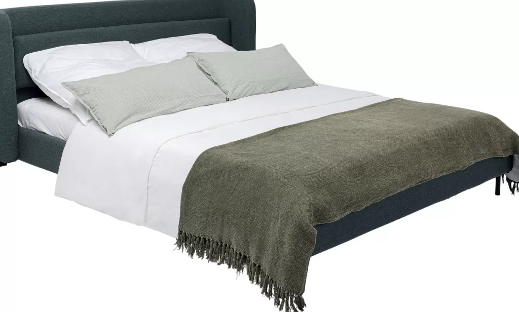 Lit double design scandinave Tivoli - 180x200 cm vert forêt par KARE, structure confortable en bois massif, literie premium pour chambre spacieuse