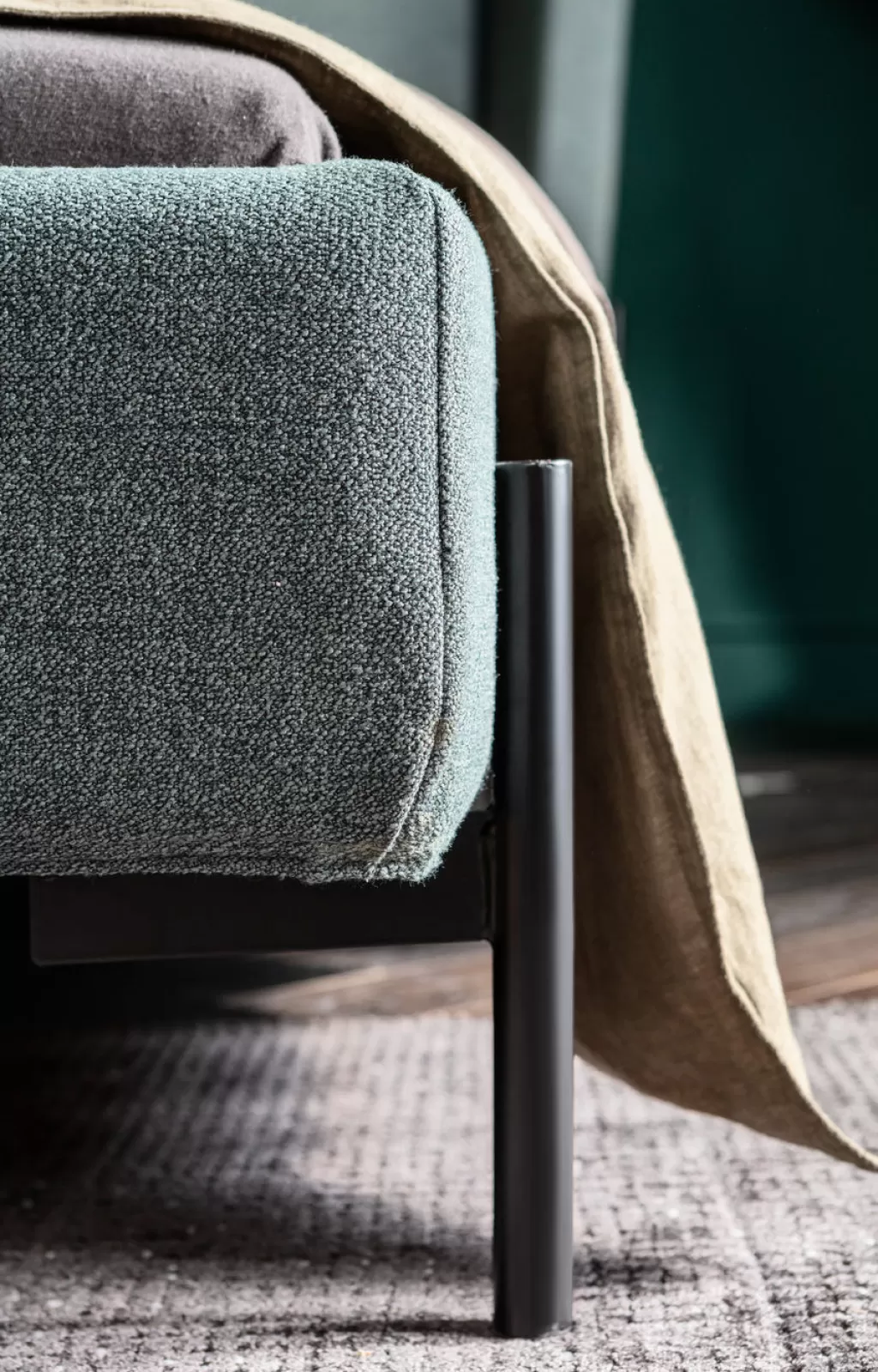 Lit double design scandinave Tivoli - 180x200 cm vert forêt par KARE, structure confortable en bois massif, literie premium pour chambre spacieuse