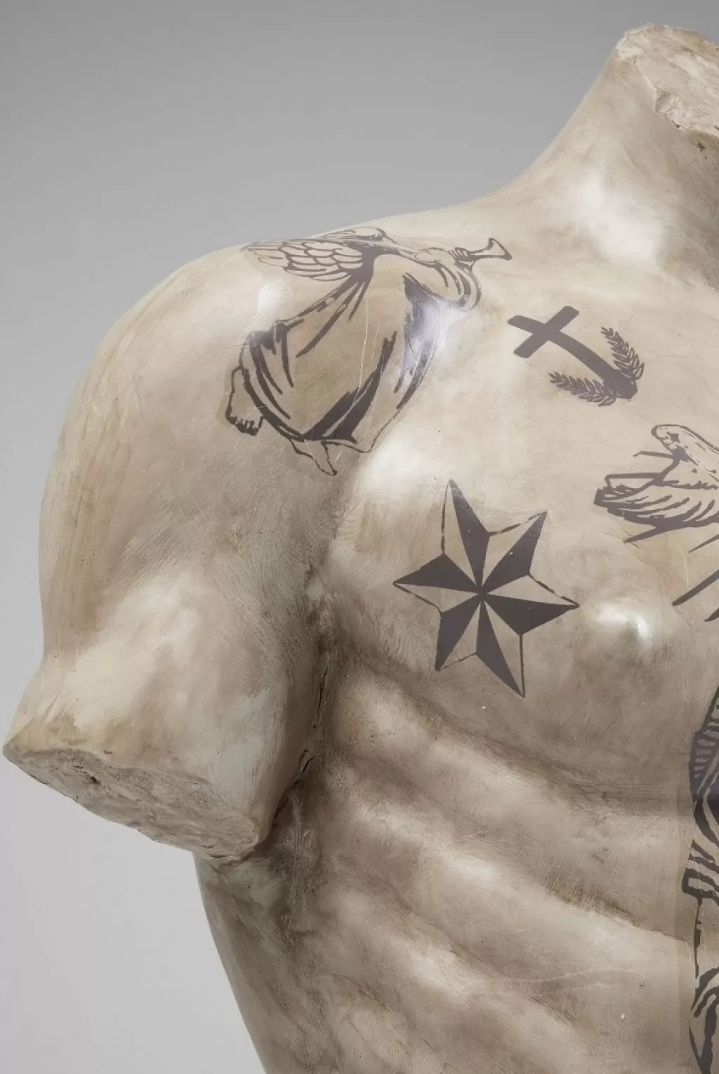Décor Tattoo Corporel - Sculpture Murale Élégante par KARE Design | Objet d'Art Contemporain pour Intérieur Moderne