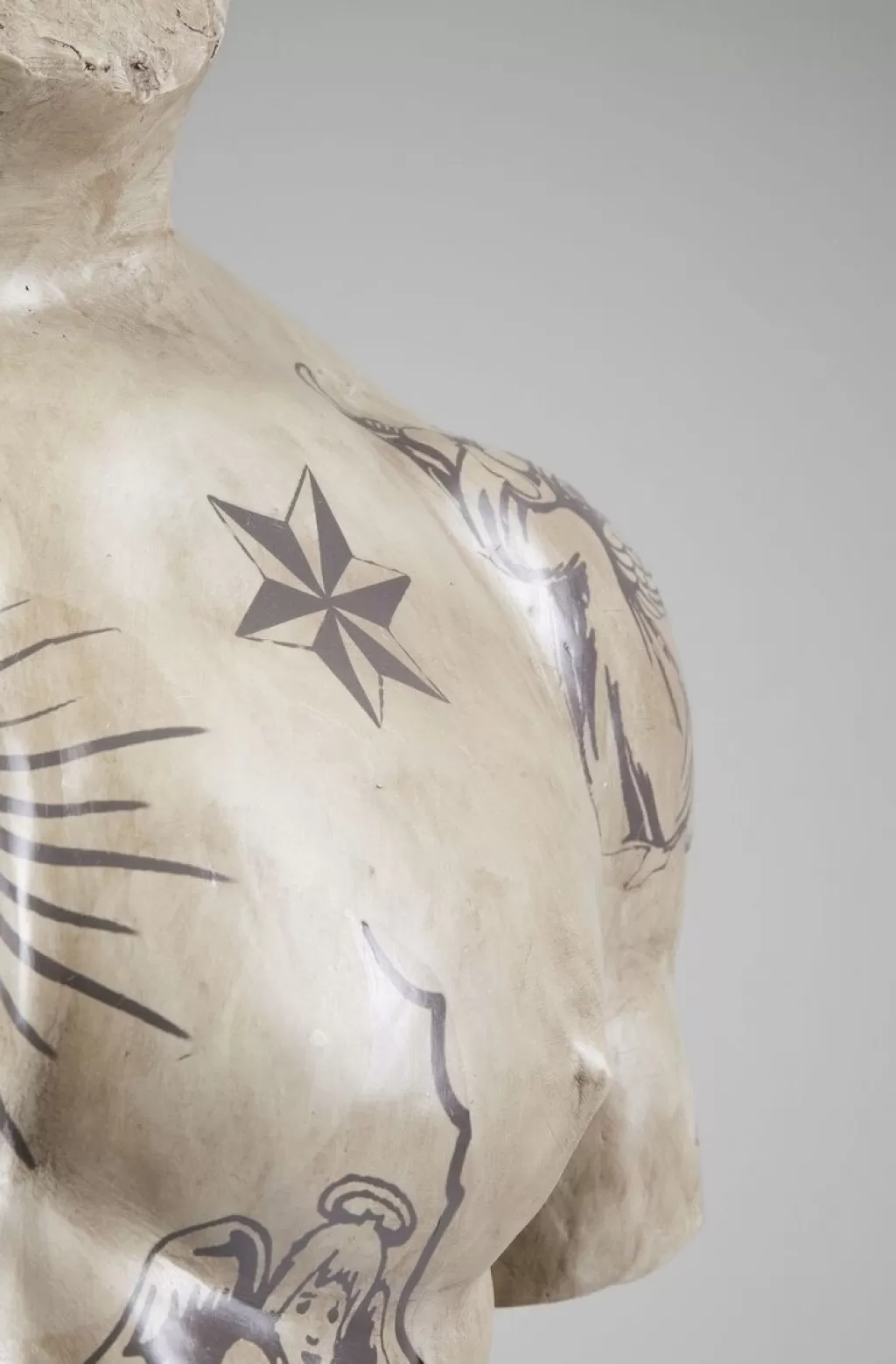 Décor Tattoo Corporel - Sculpture Murale Élégante par KARE Design | Objet d'Art Contemporain pour Intérieur Moderne