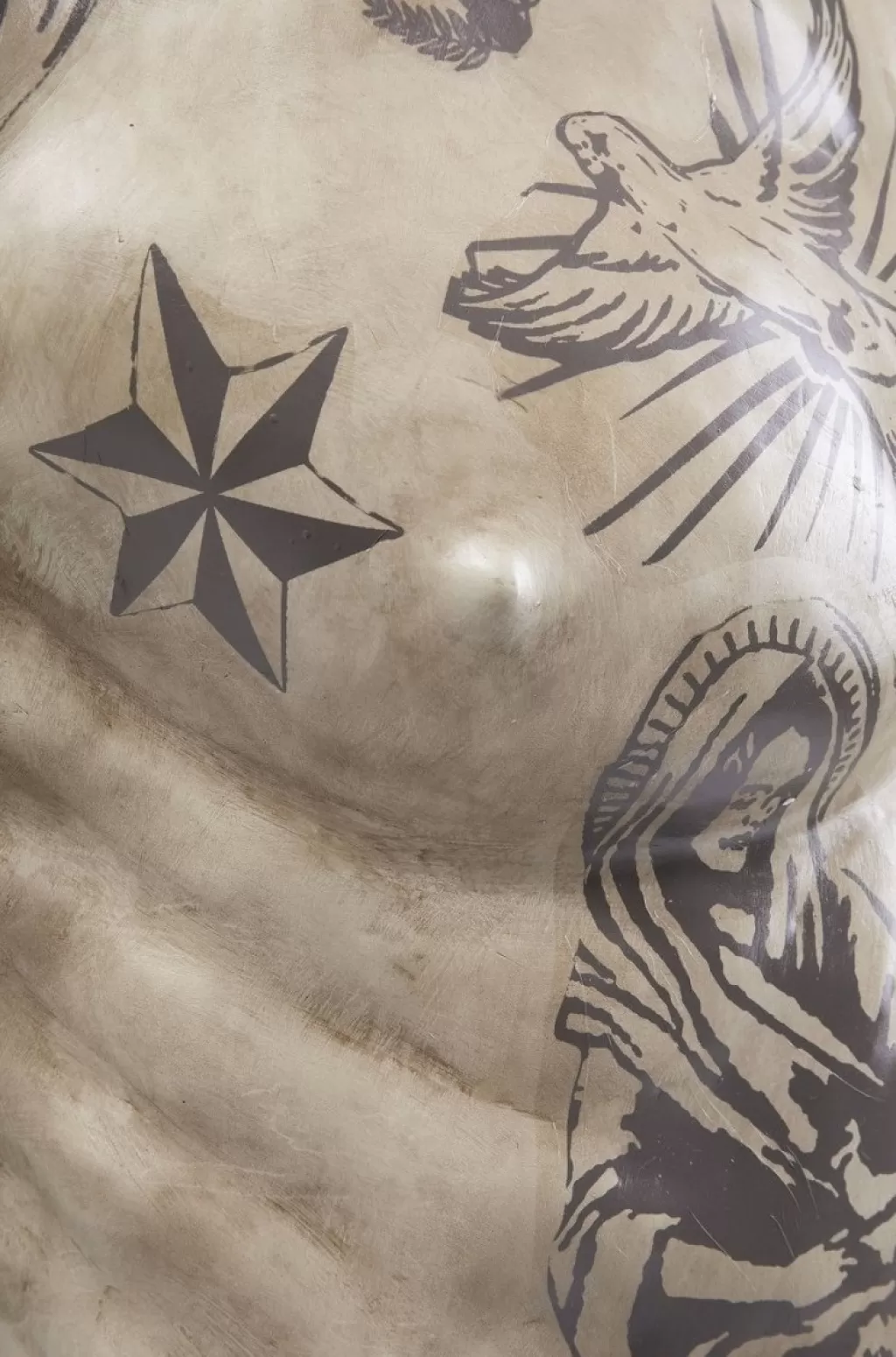 Décor Tattoo Corporel - Sculpture Murale Élégante par KARE Design | Objet d'Art Contemporain pour Intérieur Moderne
