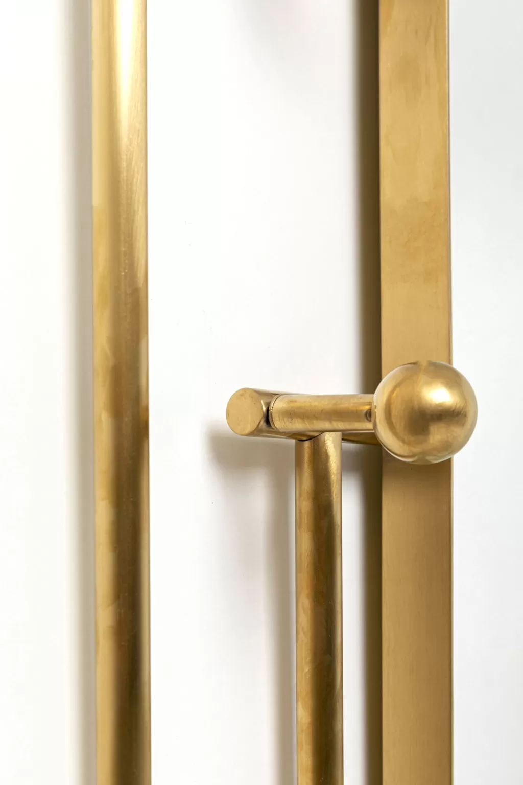 Miroir Design Tristan avec Porte-Vêtements - Laiton Vieilli 150 x 76 cm - Élégance Contemporaine par KARE