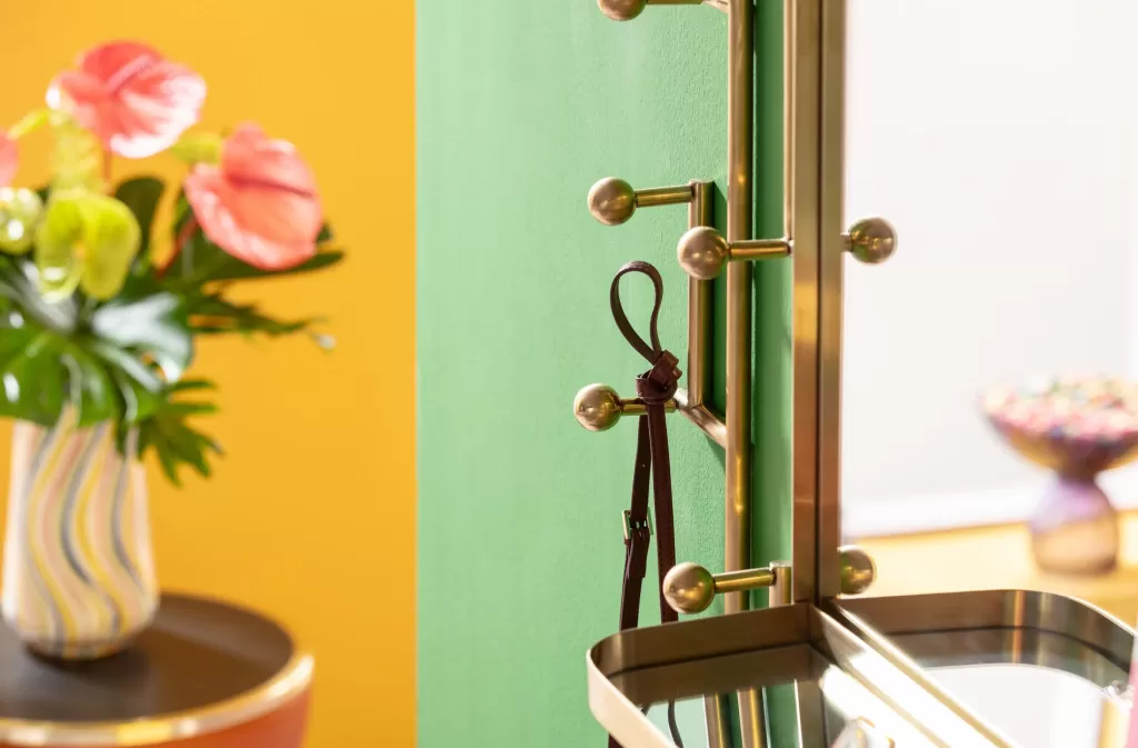 Miroir Design Tristan avec Porte-Vêtements - Laiton Vieilli 150 x 76 cm - Élégance Contemporaine par KARE