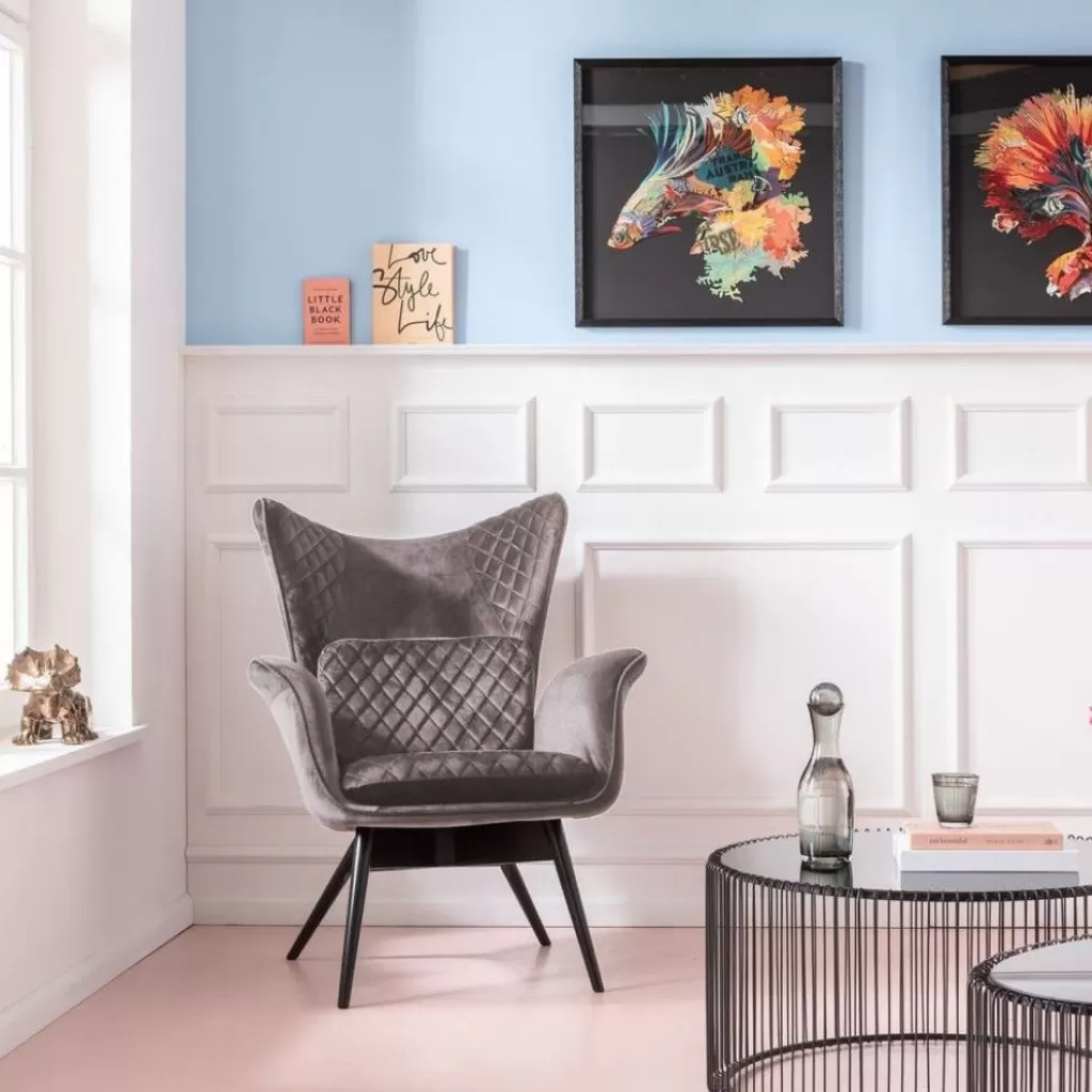 Fauteuil Tudor de la collection KARE design, revêtu d'un velours texturé dans une teinte argent métallisé - Confort intemporel pour votre intérieur