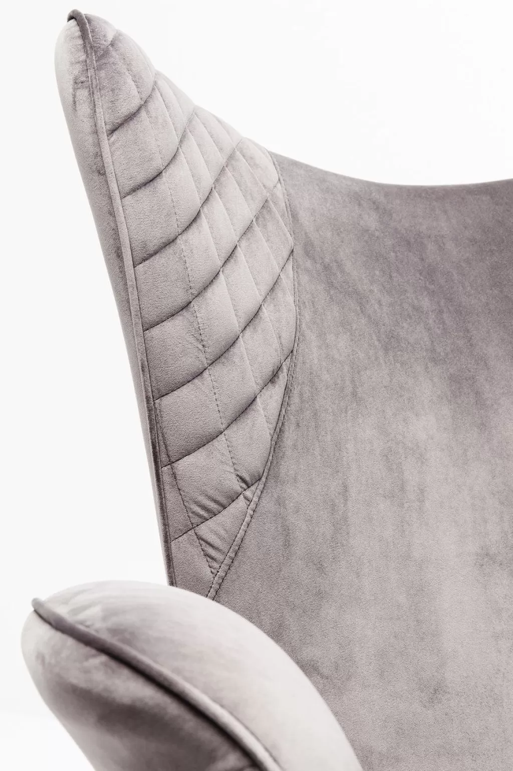 Fauteuil Tudor de la collection KARE design, revêtu d'un velours texturé dans une teinte argent métallisé - Confort intemporel pour votre intérieur