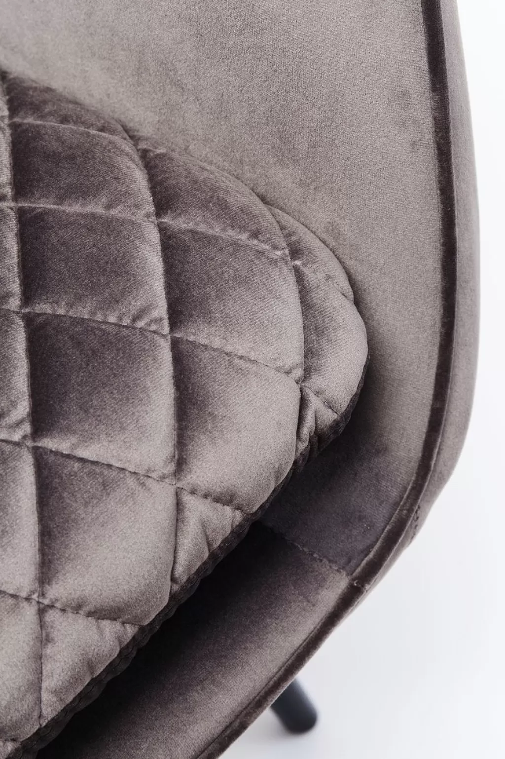 Fauteuil Tudor de la collection KARE design, revêtu d'un velours texturé dans une teinte argent métallisé - Confort intemporel pour votre intérieur