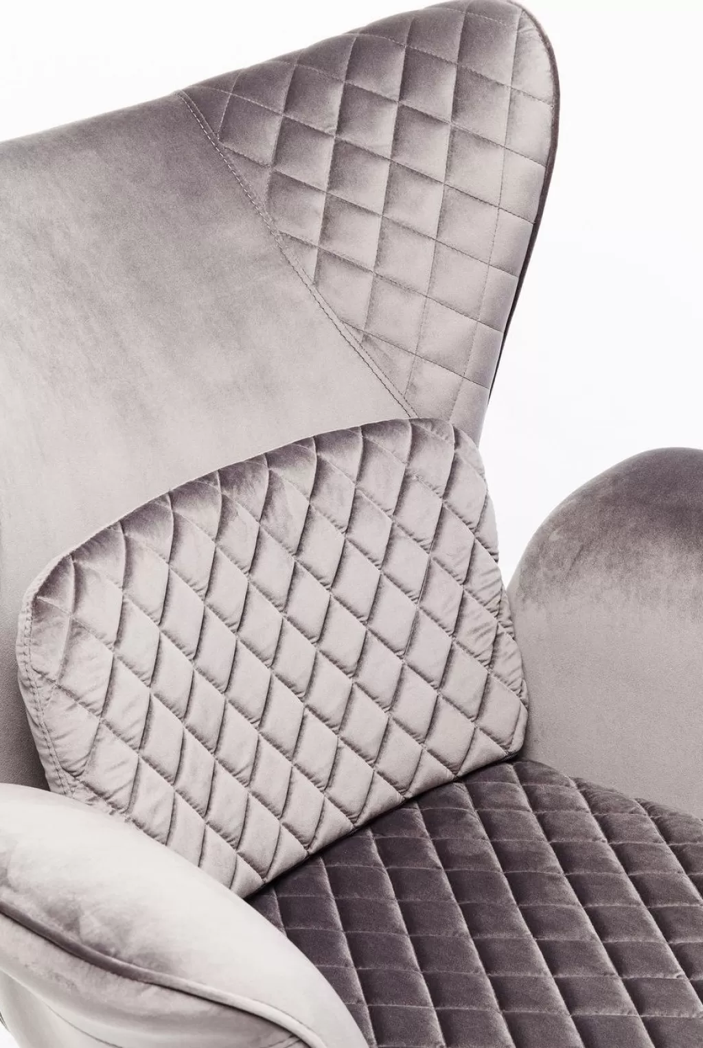 Fauteuil Tudor de la collection KARE design, revêtu d'un velours texturé dans une teinte argent métallisé - Confort intemporel pour votre intérieur