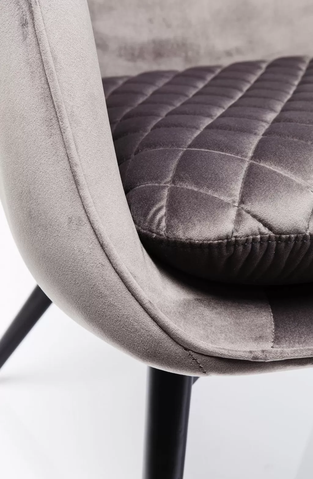 Fauteuil Tudor de la collection KARE design, revêtu d'un velours texturé dans une teinte argent métallisé - Confort intemporel pour votre intérieur