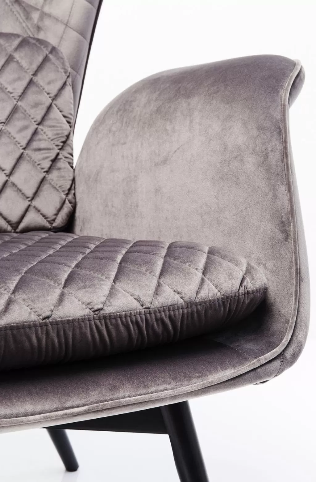 Fauteuil Tudor de la collection KARE design, revêtu d'un velours texturé dans une teinte argent métallisé - Confort intemporel pour votre intérieur