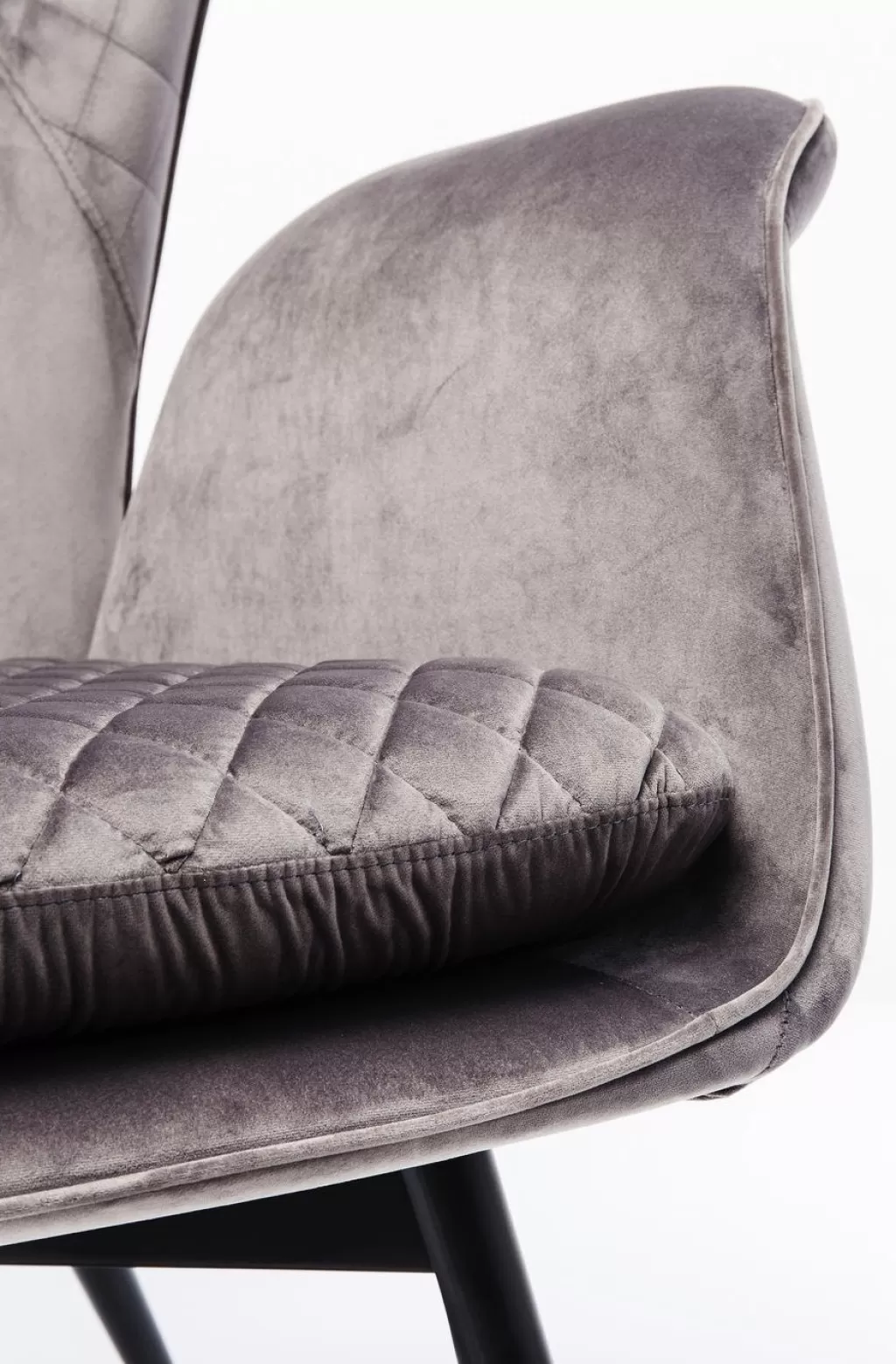 Fauteuil Tudor de la collection KARE design, revêtu d'un velours texturé dans une teinte argent métallisé - Confort intemporel pour votre intérieur