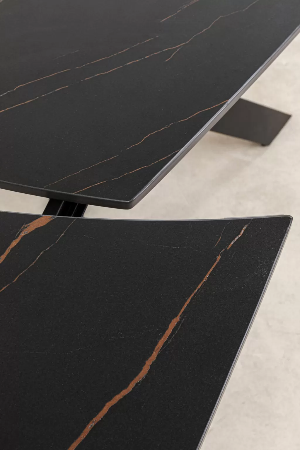 Table à Dîner Extensible Twist - Noir Intense par KARE Design  
Dimensions personnalisables 120 cm (30+30) x 90 cm - Style Modulable Élégant