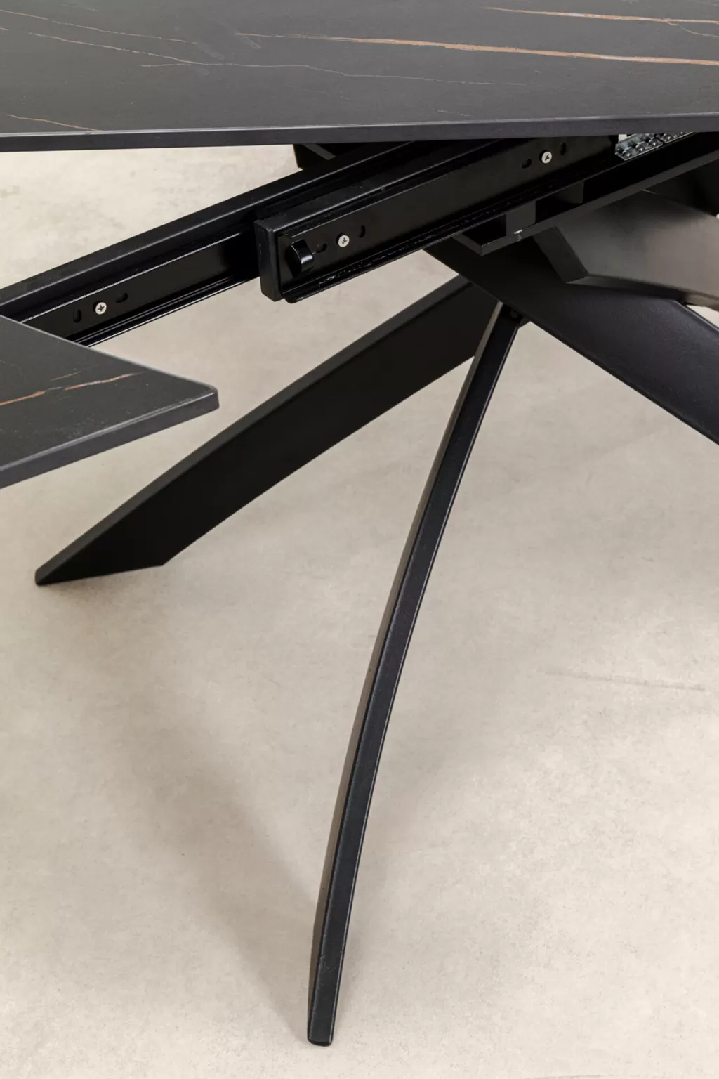 Table à Dîner Extensible Twist - Noir Intense par KARE Design  
Dimensions personnalisables 120 cm (30+30) x 90 cm - Style Modulable Élégant