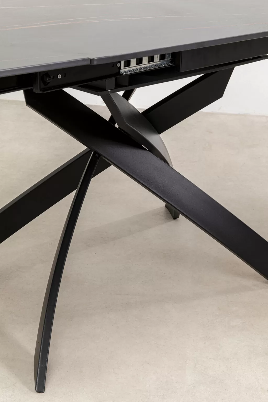Table à Dîner Extensible Twist - Noir Intense par KARE Design  
Dimensions personnalisables 120 cm (30+30) x 90 cm - Style Modulable Élégant