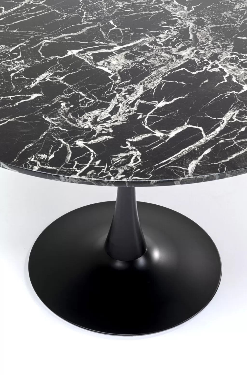 Table design en marbre de Vénétie - Édition exclusive KARE  
Surface veinée noir profond - Diamètre 110 cm  
Pièce maîtresse élégante pour intérieurs contemporains