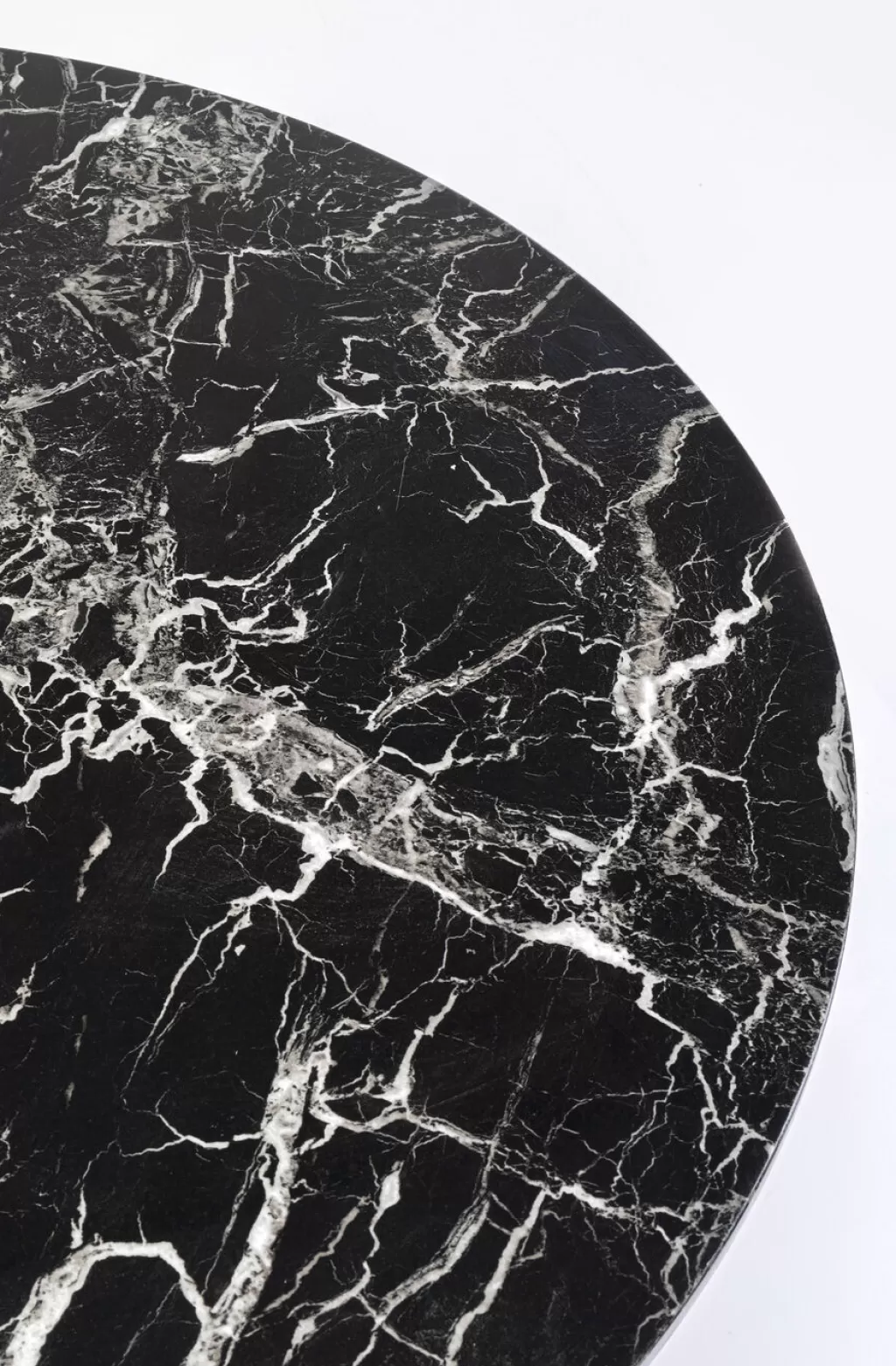 Table design en marbre de Vénétie - Édition exclusive KARE  
Surface veinée noir profond - Diamètre 110 cm  
Pièce maîtresse élégante pour intérieurs contemporains
