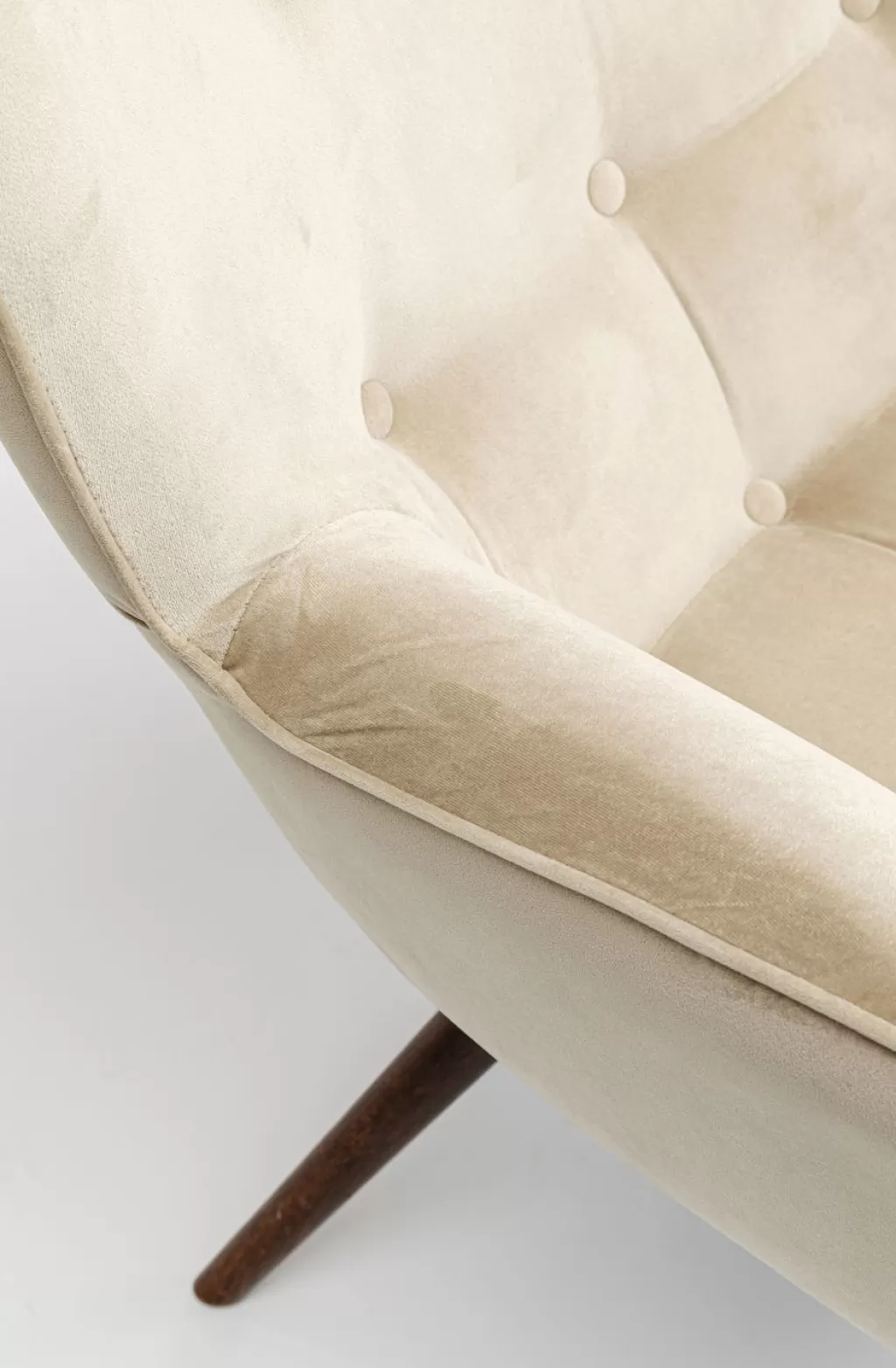 Fauteuil design scandinave Vicky Novara - Confort premium en tissu beige sable - Collection KARE