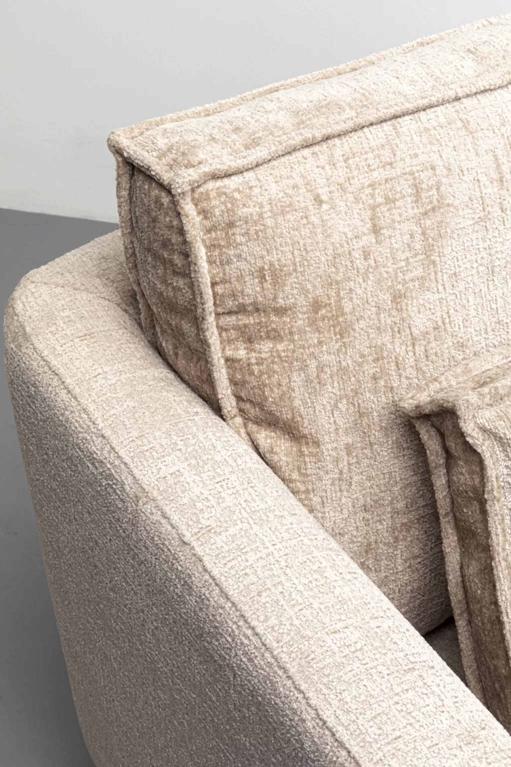 Fauteuil design Victor en tissu beige - Modèle contemporain KARE avec accoudoirs ergonomiques
