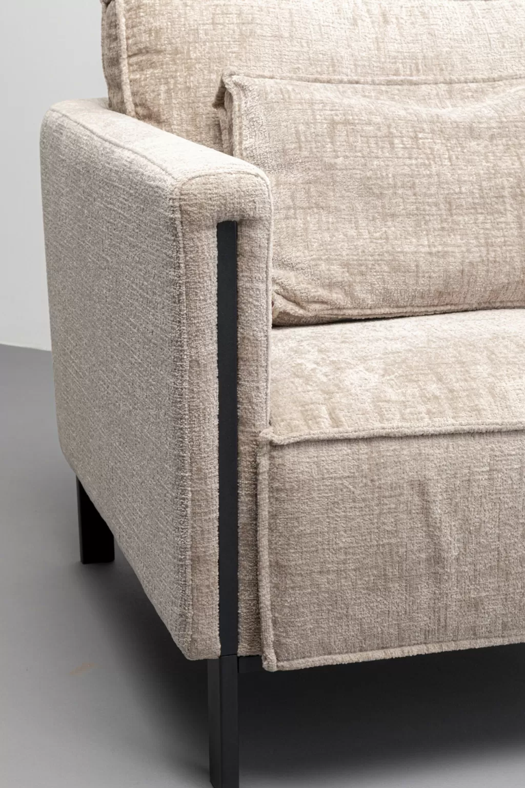 Fauteuil design Victor en tissu beige - Modèle contemporain KARE avec accoudoirs ergonomiques