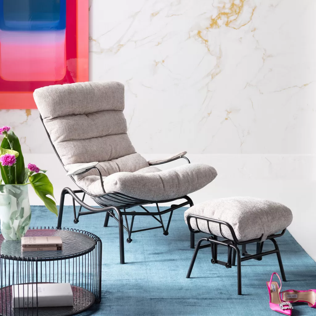 Fauteuil pivotant design Vienna par KARE - Structure contemporaine avec revêtement beige Rahi, confort intemporel pour intérieurs élégants