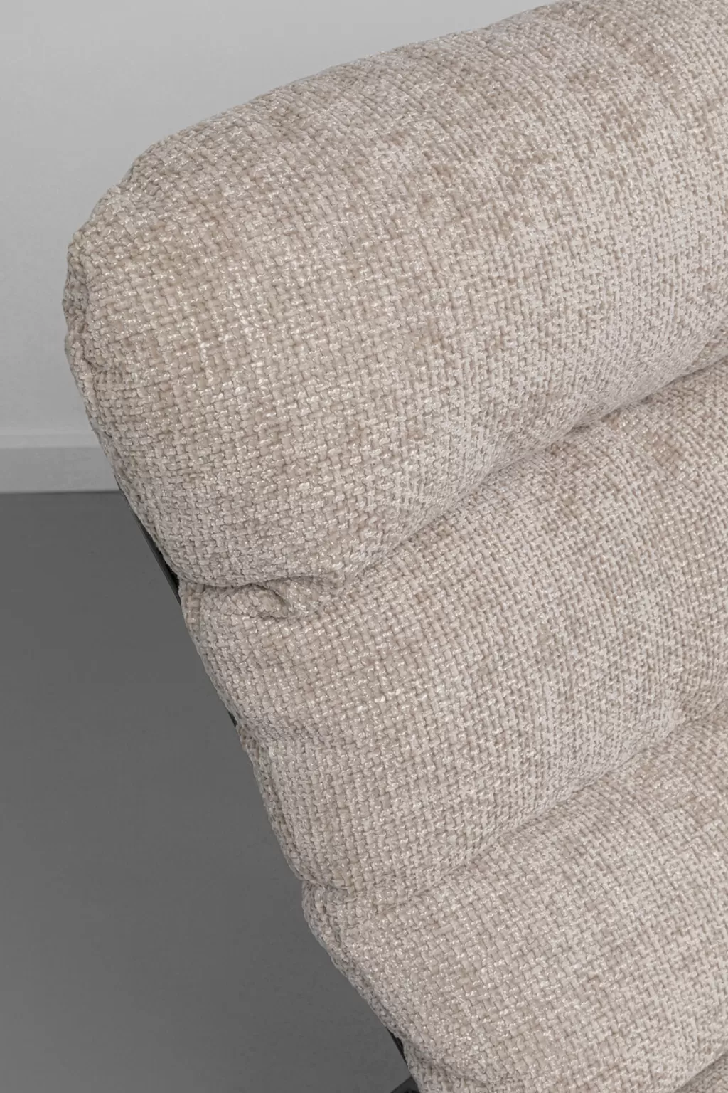 Fauteuil pivotant design Vienna par KARE - Structure contemporaine avec revêtement beige Rahi, confort intemporel pour intérieurs élégants