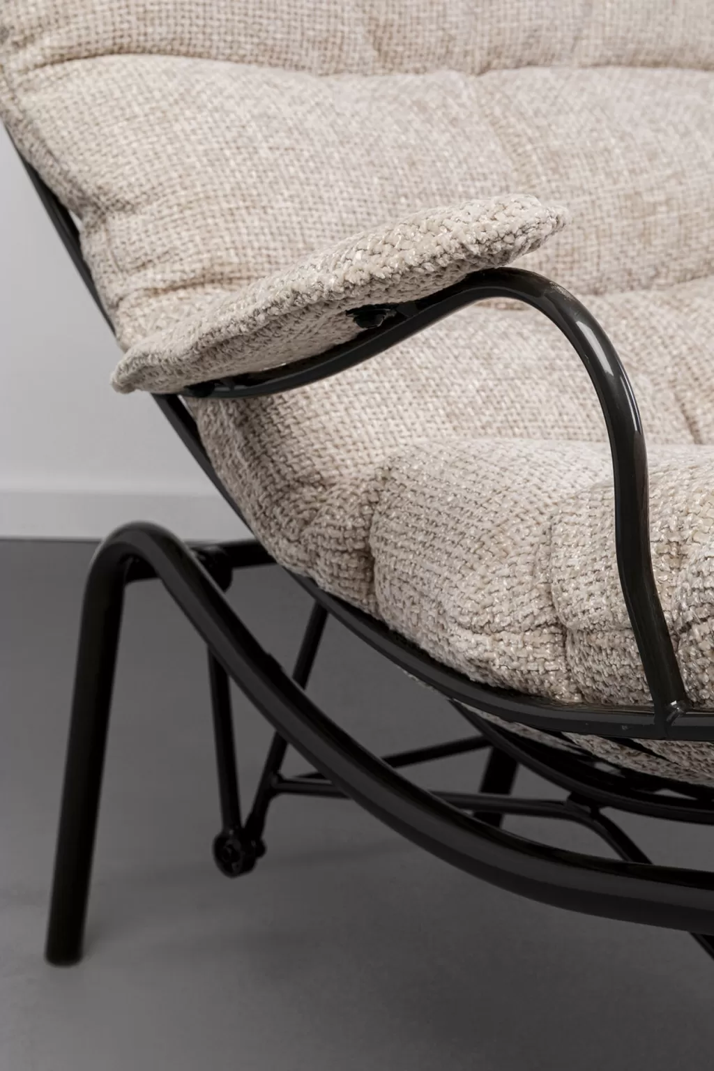 Fauteuil pivotant design Vienna par KARE - Structure contemporaine avec revêtement beige Rahi, confort intemporel pour intérieurs élégants