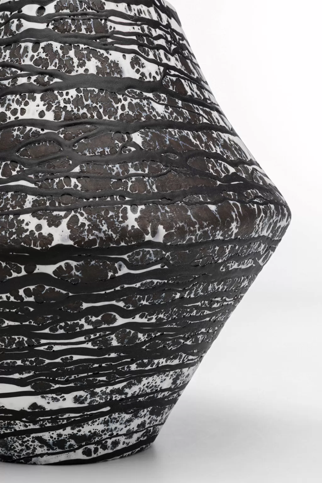 Vase design Volante noir pour salon - Élégance moderne 27 cm - KARE Design