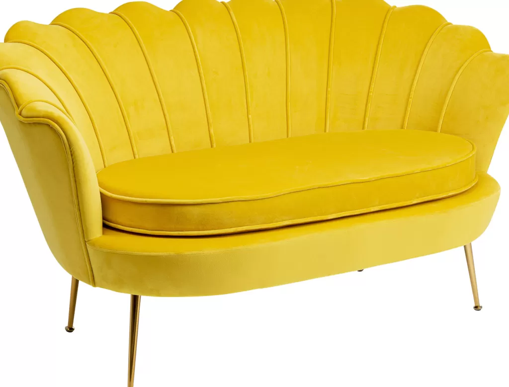 Canapé d'intérieur Water Lily 2 places par KARE Design - Tonalités dorées et jaune soleil pour un salon raffiné