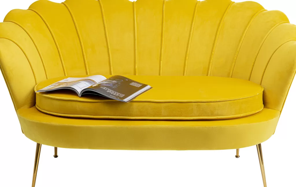 Canapé d'intérieur Water Lily 2 places par KARE Design - Tonalités dorées et jaune soleil pour un salon raffiné