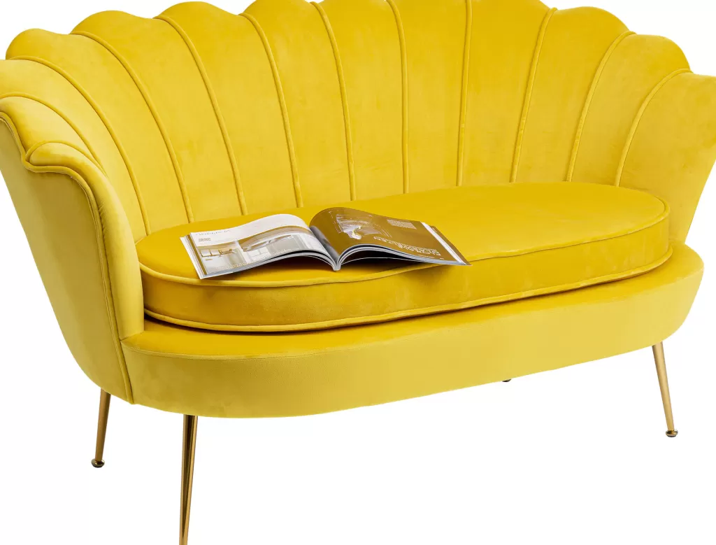 Canapé d'intérieur Water Lily 2 places par KARE Design - Tonalités dorées et jaune soleil pour un salon raffiné
