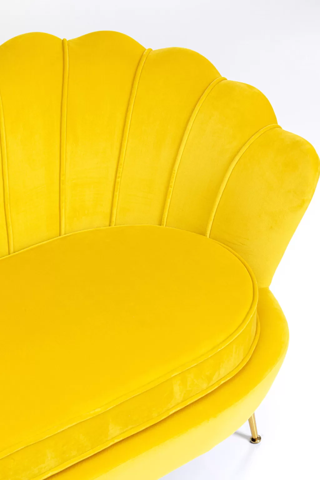 Canapé d'intérieur Water Lily 2 places par KARE Design - Tonalités dorées et jaune soleil pour un salon raffiné