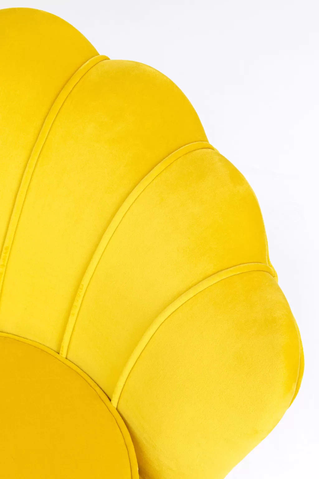 Canapé d'intérieur Water Lily 2 places par KARE Design - Tonalités dorées et jaune soleil pour un salon raffiné