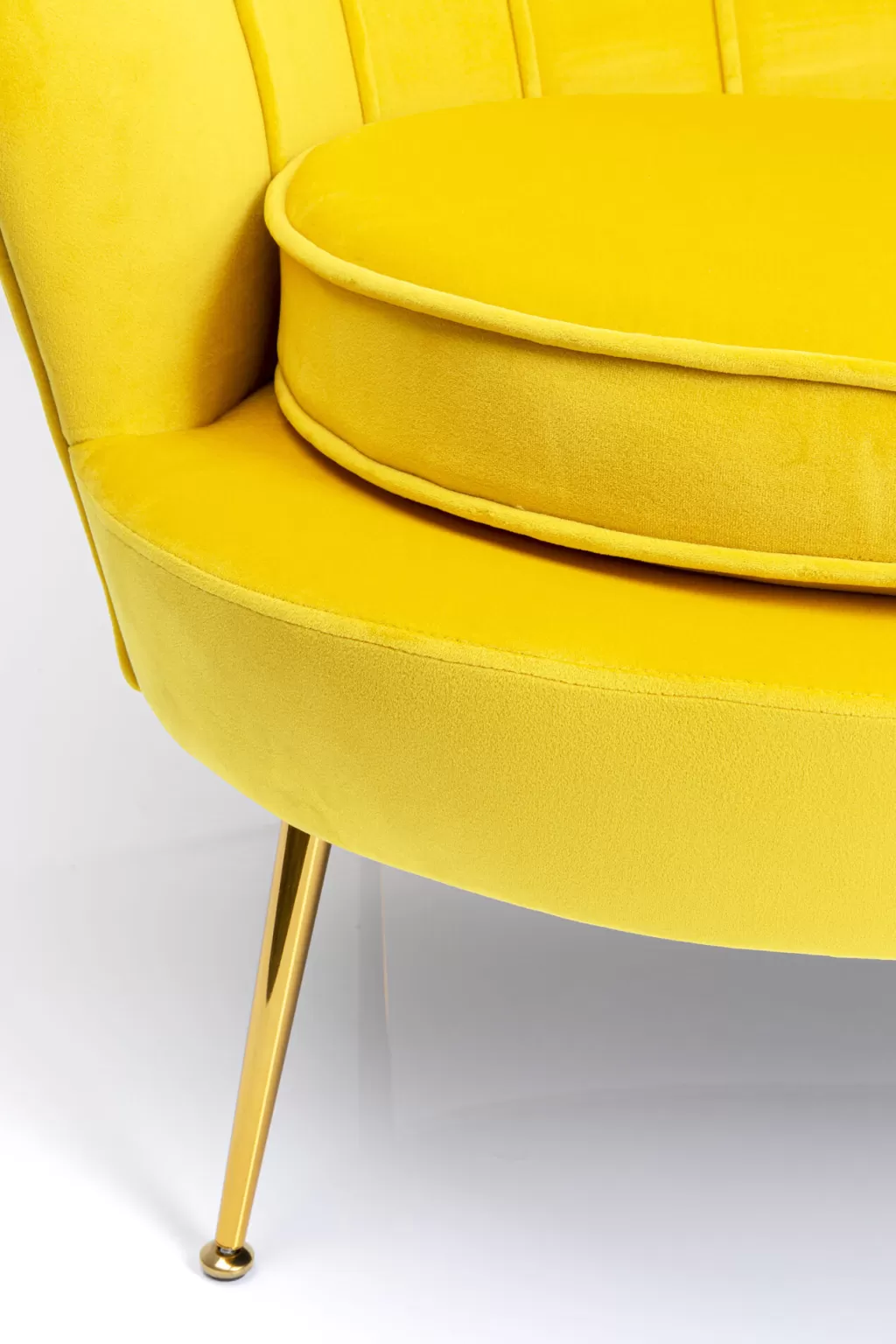 Canapé d'intérieur Water Lily 2 places par KARE Design - Tonalités dorées et jaune soleil pour un salon raffiné