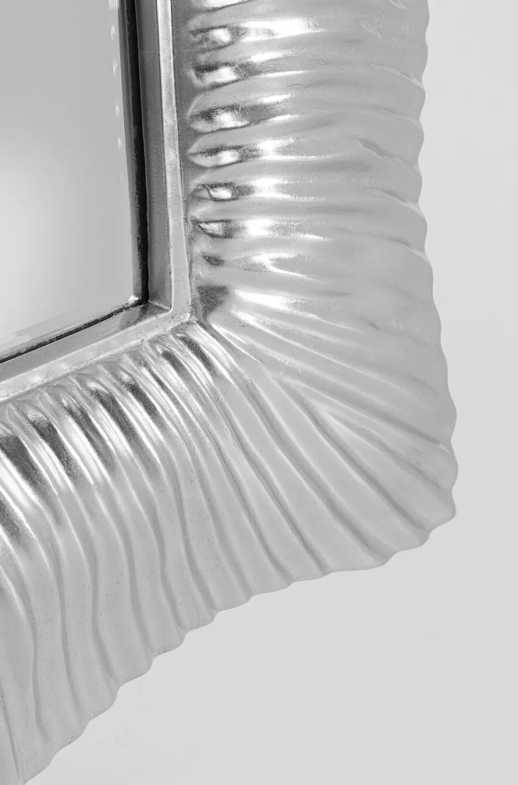 Miroir mural design vague moderne KARE - Finition argentée, Dimensions 94 x 124 cm