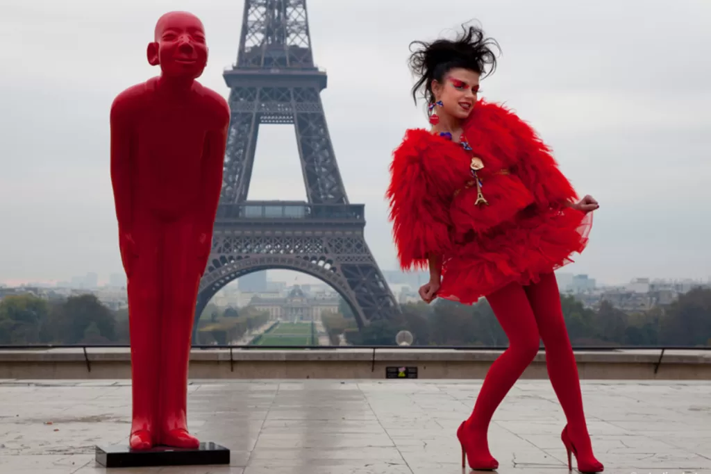 KARE Design - Sculpture Élégante « Bienvenue Invités » en Rouge Vibrant - Décoration d'Entrée Grande Taille (Hauteur 164 cm)
