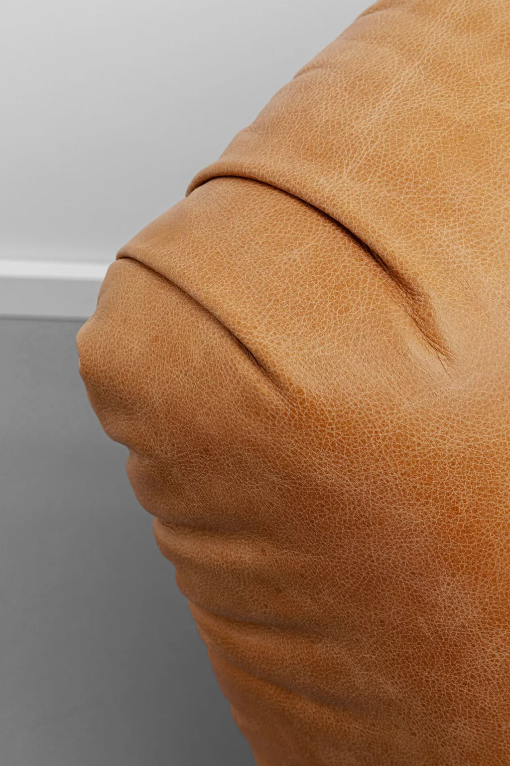 Fauteuil design contemporain Wim - KARE Collection | Siège lounge en tissu respirant, structure en hêtre massif