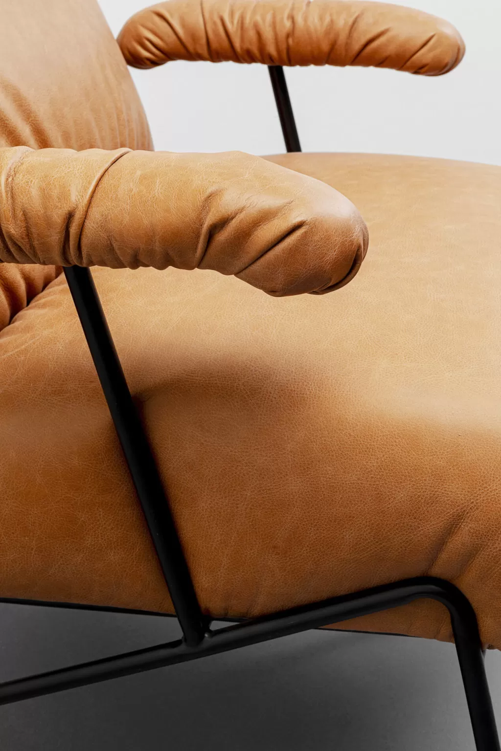Fauteuil design contemporain Wim - KARE Collection | Siège lounge en tissu respirant, structure en hêtre massif