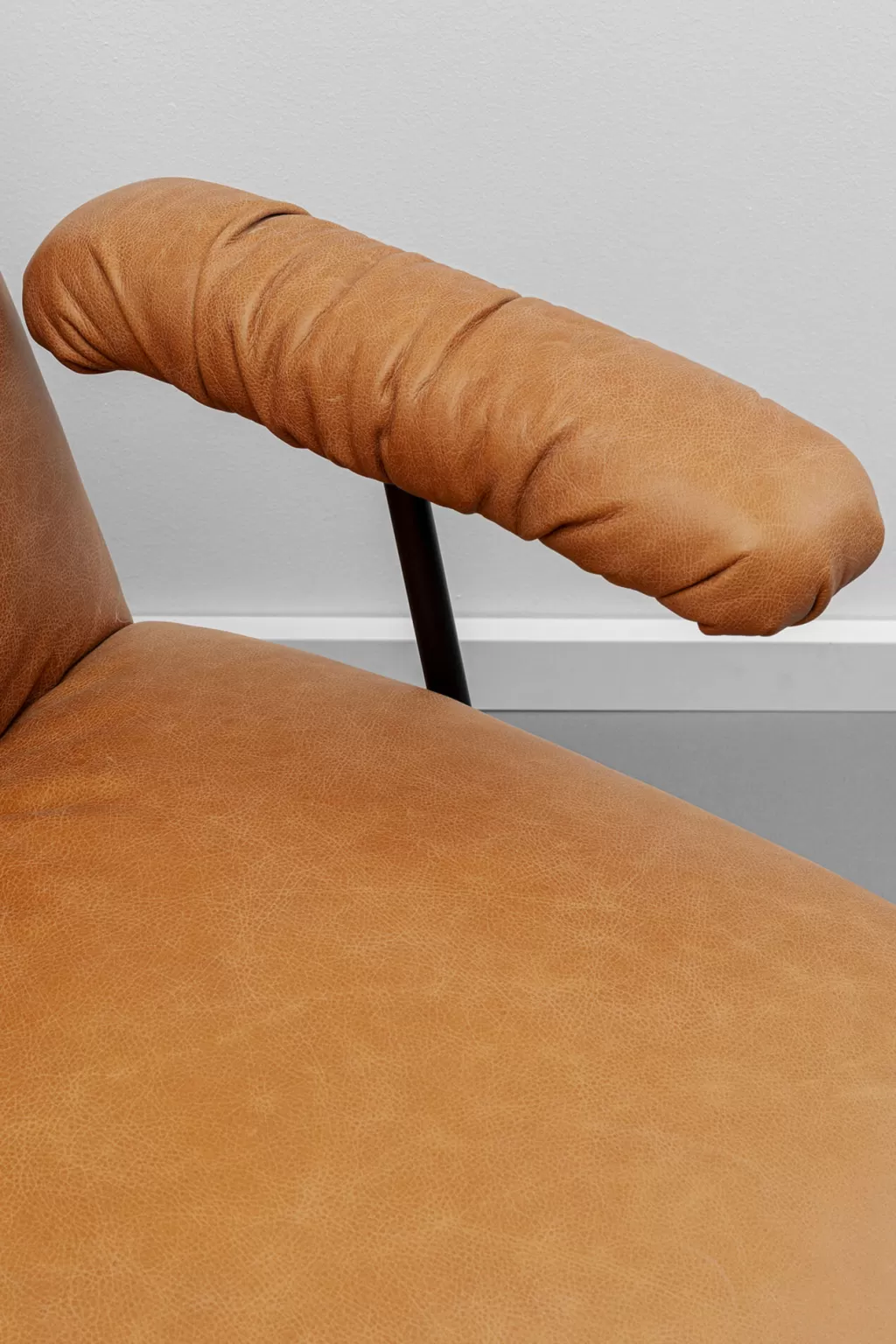 Fauteuil design contemporain Wim - KARE Collection | Siège lounge en tissu respirant, structure en hêtre massif