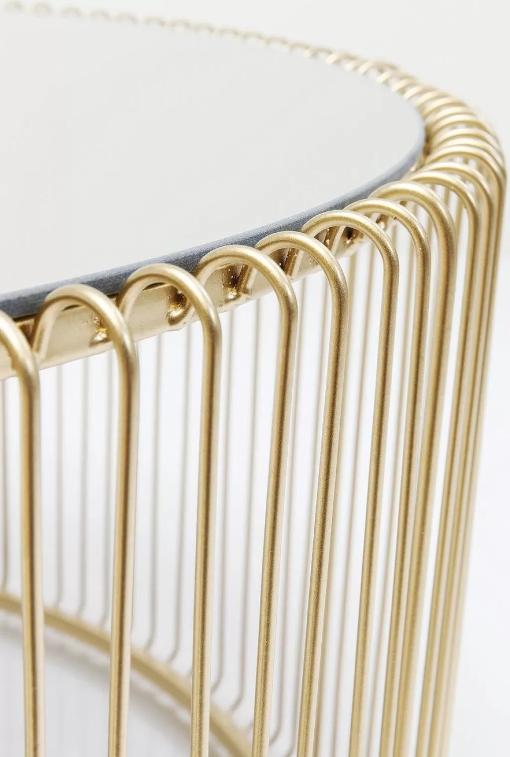 Table basse design Wire Uno - Finition laiton vieilli Ø80cm par KARE, élégance intemporelle pour votre salon