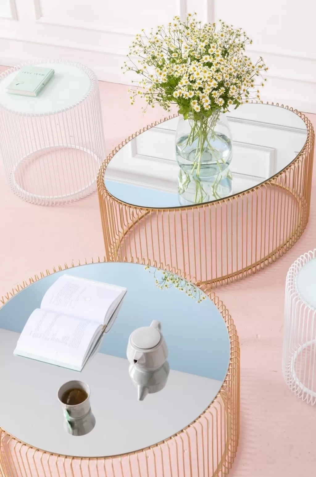 Table basse design Wire Uno - Finition laiton vieilli Ø80cm par KARE, élégance intemporelle pour votre salon